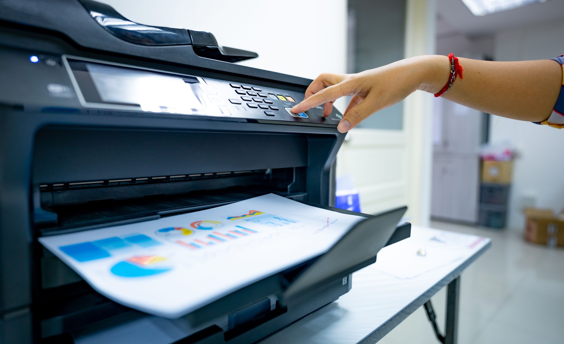 El oficinista imprime papel en una impresora láser multifunción. Copie, imprima, escanee, y la máquina de fax en oficina. Documento y papel de trabajo. Tecnología de impresión. Pulse a mano en la fotocopiadora. Equipo de escáner.